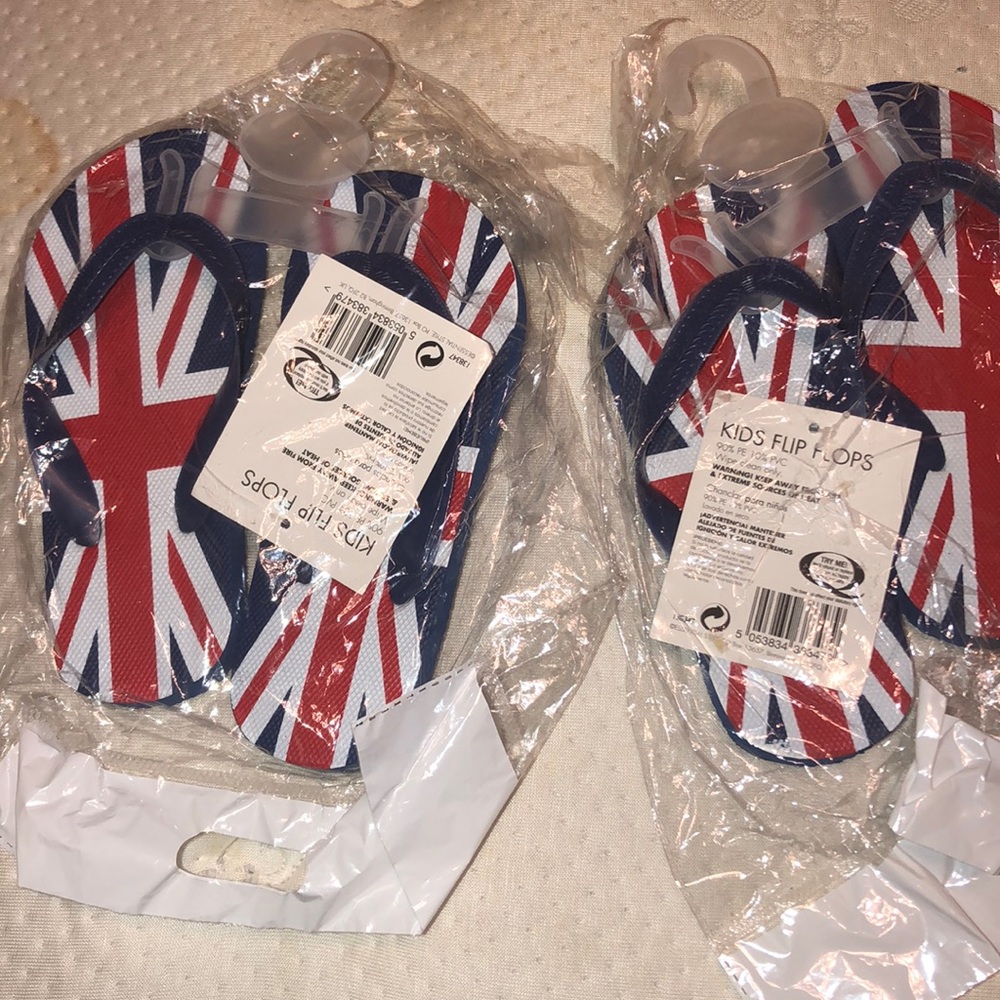Essential style UK print kids flip flops size M